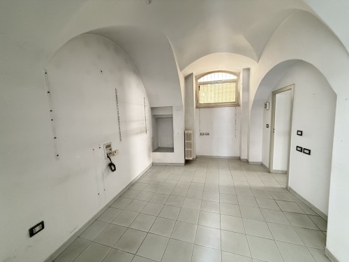 P  R  E  Z  Z  O       R  I  B  A  S  S  A  T  O  -  Centrale e Visibile Locale con 5 Ingressi